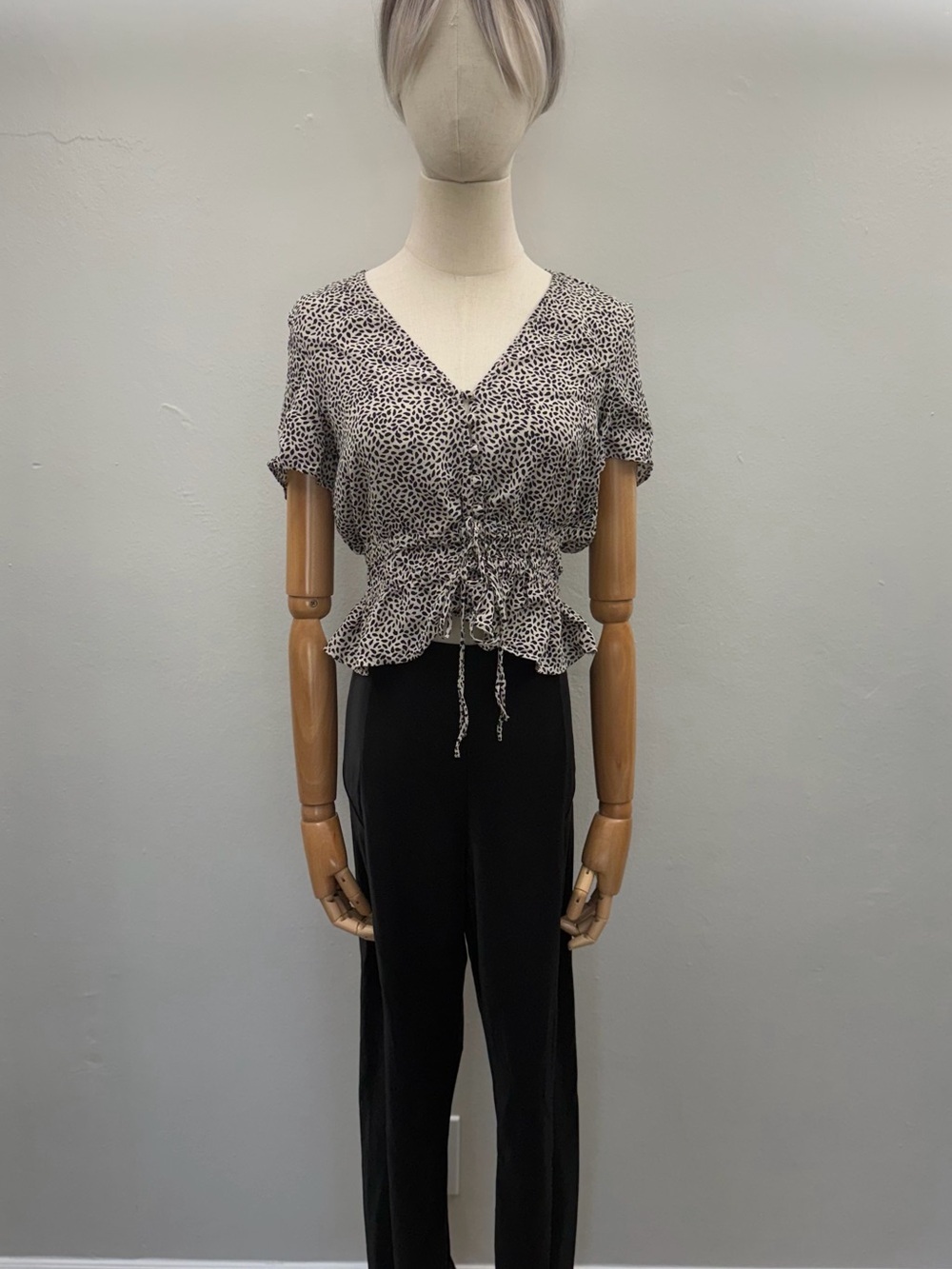 H&M Cream Black Abstract Print Peplum Blouse Women’s US 2 V-Neck